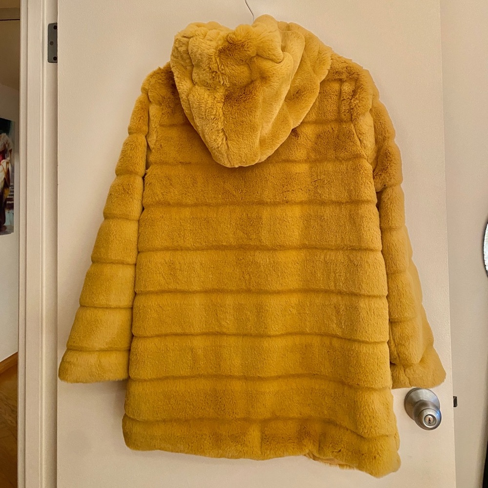 1 Mustard color Faux Fur
& 1 Black
Size S/M Gold & Silver BEST OFFER